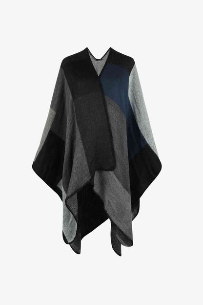 Elegant poncho med öppen konstruktion och kontrastpalett