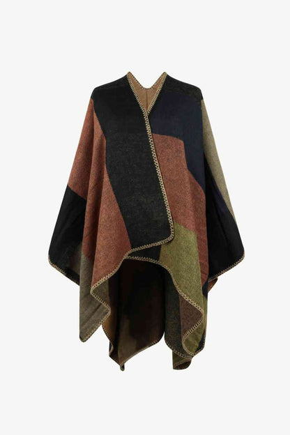 Elegant poncho med öppen konstruktion och kontrastpalett