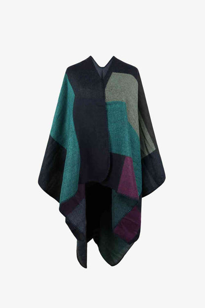 Elegant poncho med öppen konstruktion och kontrastpalett