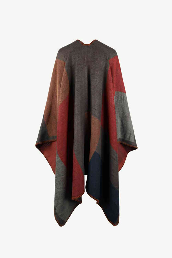 Elegant poncho med öppen konstruktion och kontrastpalett